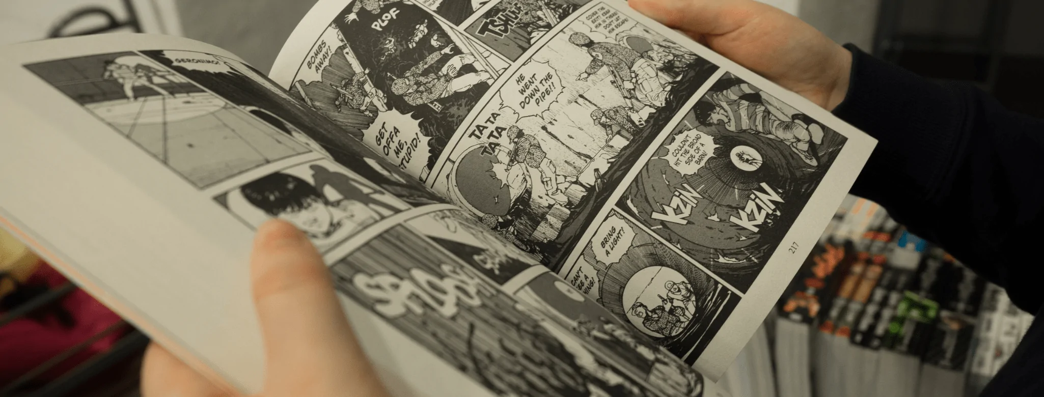 Pessoa lendo uma graphic novel